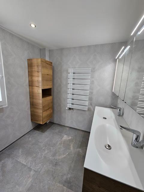 Badumbau in Witterswil: Waschtisch und Hochschrank