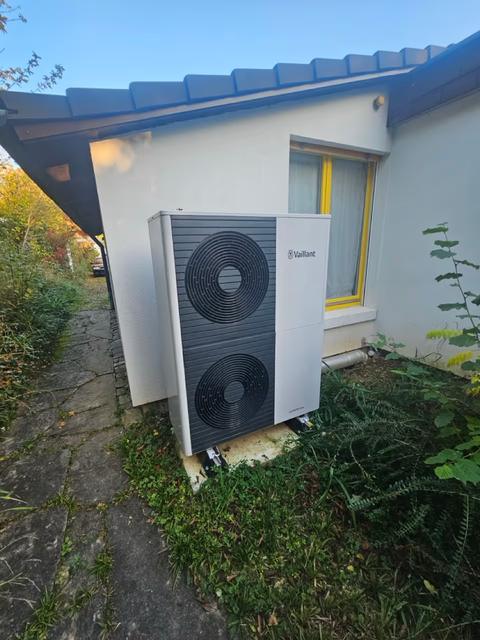 Luft-Wasser-Wärmepumpe neben einem Einfamilienhaus