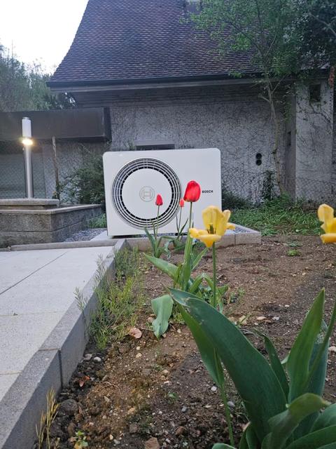 Wärmepumpe im Garten aufgestellt