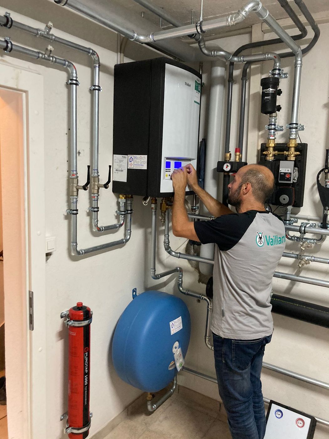 Monteur von HausTech Plus beim Service an einer Heizungsanlage